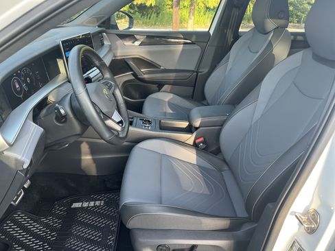 Certified 2025 Volkswagen Tiguan SE R-Line FWD image 14