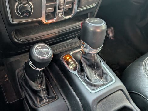 Used 2022 Jeep Gladiator Overland w/ Popular Equipment Package AWD/4WD image 11