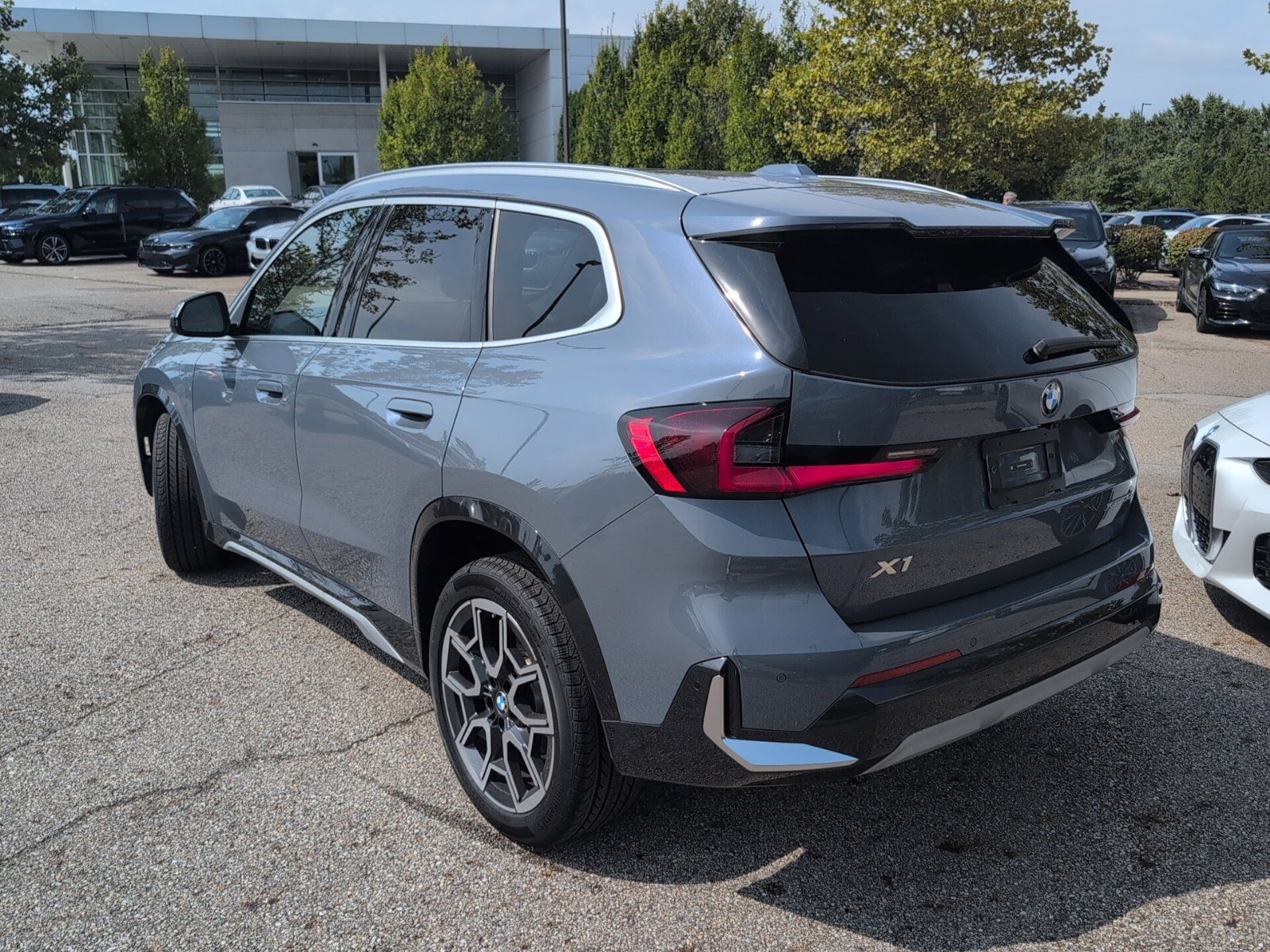 Used 2026 BMW X1 xDrive28i w/ Technology Package AWD/4WD image 3