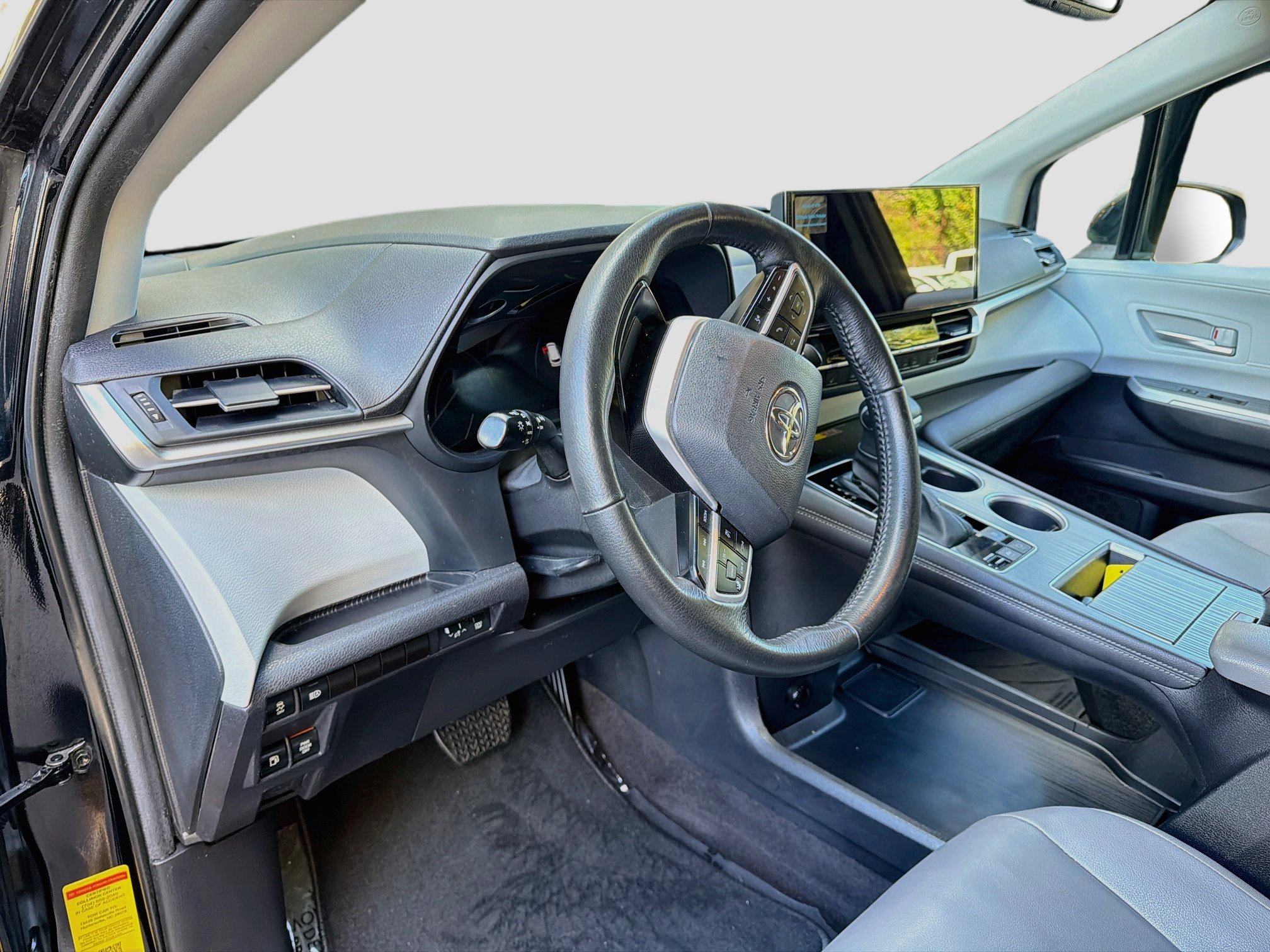Used 2025 Toyota Sienna XLE FWD image 7