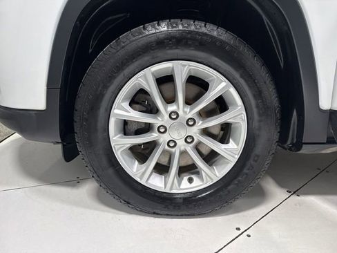 Used 2019 Jeep Cherokee Latitude w/ Popular Appearance Group AWD/4WD image 2