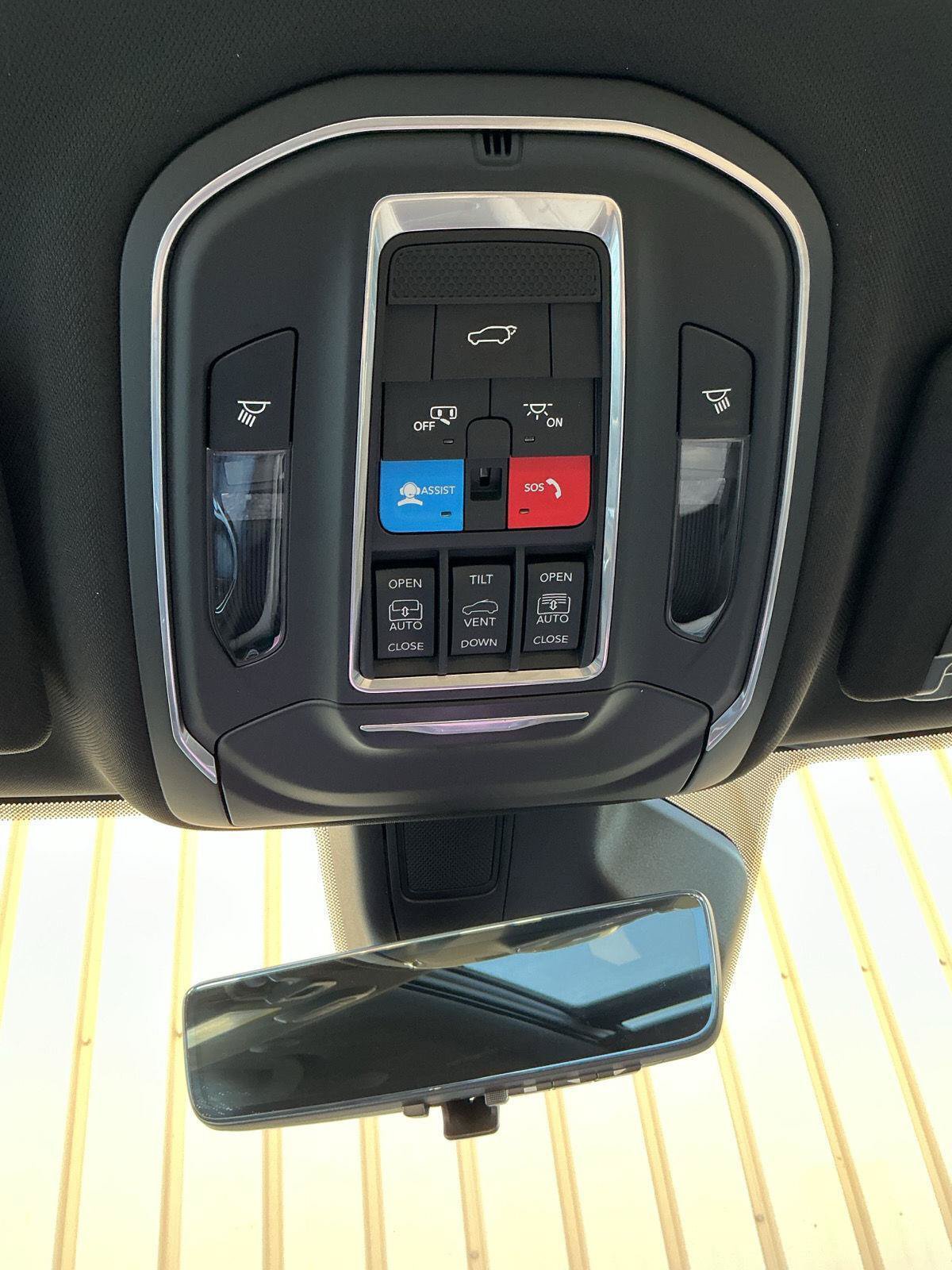 Used 2025 Jeep Grand Cherokee Limited w/ Luxury Tech Group II AWD/4WD image 14