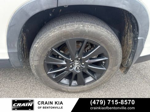 Used 2019 Toyota Highlander SE FWD image 19