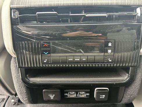 Used 2024 Jeep Wagoneer Series III w/ Premium Group I image 25