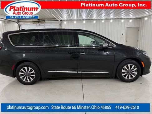 Used 2023 Chrysler Pacifica Limited FWD image 6