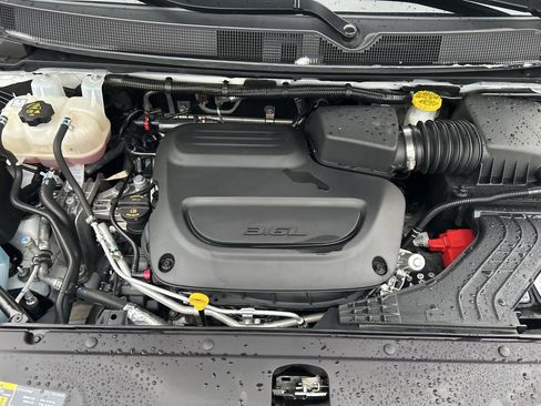 Used 2025 Chrysler Pacifica Select image 41