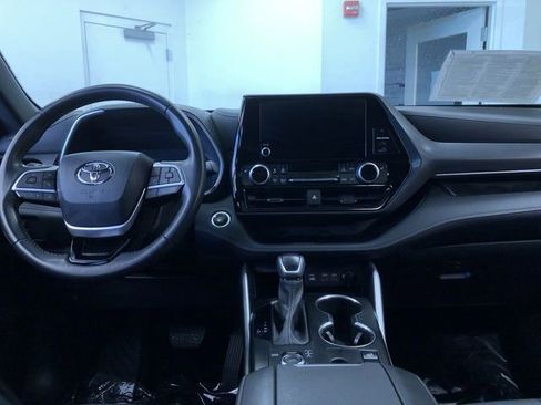 Certified 2025 Toyota Highlander XSE AWD/4WD image 17