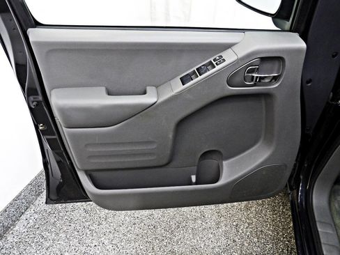 Used 2017 Nissan Frontier SV image 6