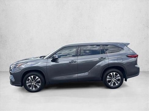 Used 2022 Toyota Highlander XLE AWD/4WD image 8