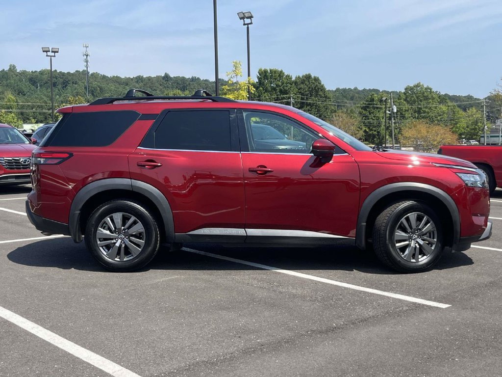 Used 2024 Nissan Pathfinder SV FWD image 2