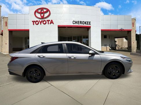 Used 2022 Hyundai Elantra SEL FWD image 6
