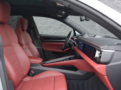 Certified 2025 Porsche Macan 4S Electric AWD/4WD image 25