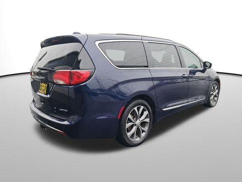 Used 2017 Chrysler Pacifica Limited image 6