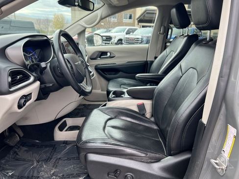 Used 2022 Chrysler Pacifica Touring-L image 10