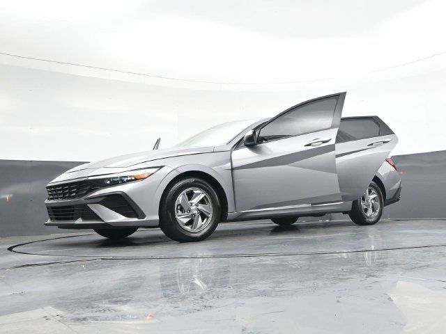 Used 2025 Hyundai Elantra SE FWD image 44