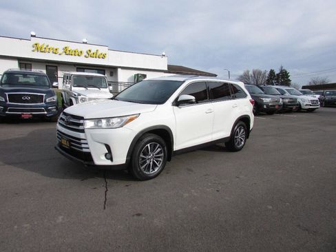 Used 2019 Toyota Highlander XLE image 3