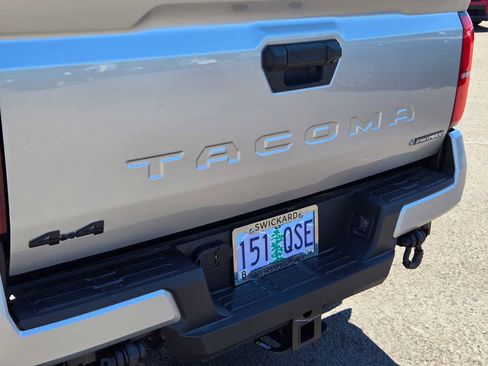 Certified 2025 Toyota Tacoma TRD Off-Road AWD/4WD image 15