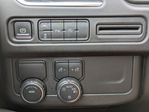 Used 2024 Chevrolet Suburban LT image 29