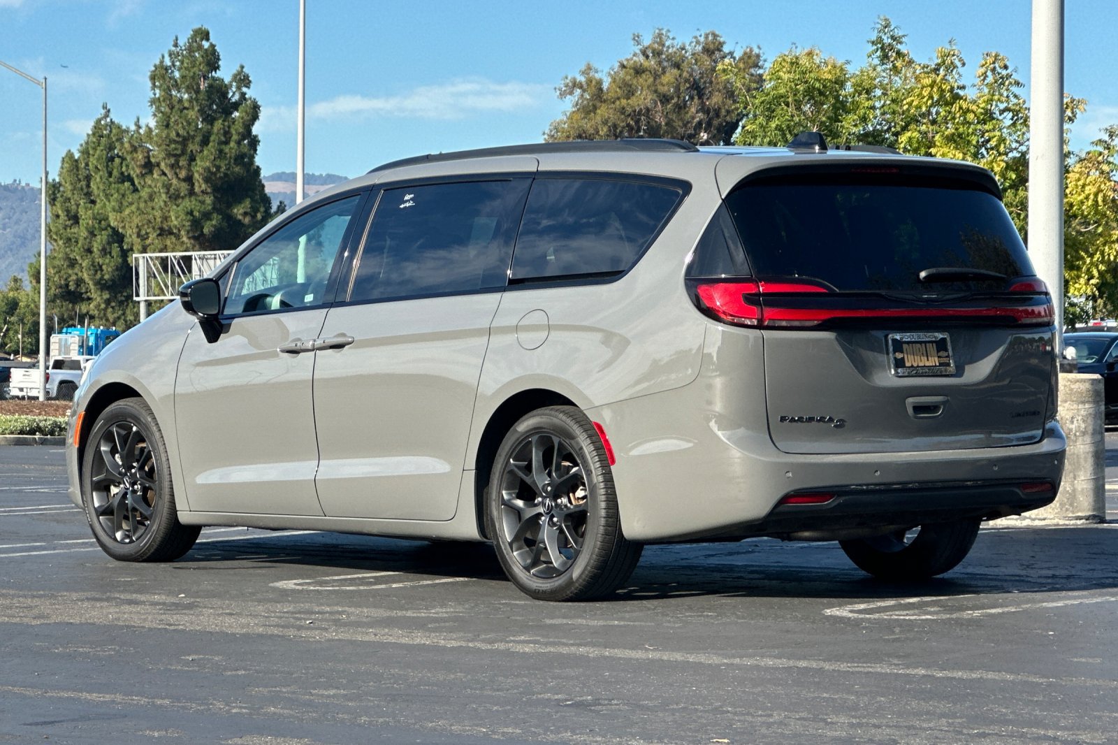 Used 2025 Chrysler Pacifica Limited FWD image 6