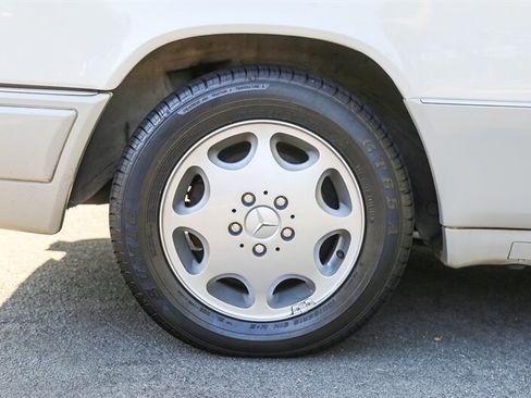 Used 1995 Mercedes-Benz E 320 Convertible image 42