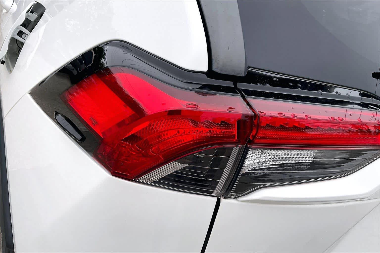 Used 2020 Toyota RAV4 XLE w/ Convenience Package FWD image 28