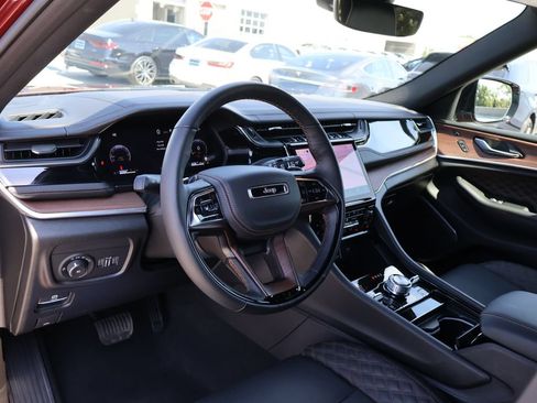 Used 2025 Jeep Grand Cherokee Summit w/ Obsidian Package AWD/4WD image 19