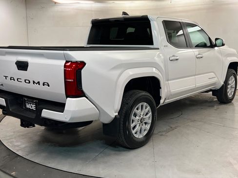 Used 2025 Toyota Tacoma SR5 AWD/4WD image 5