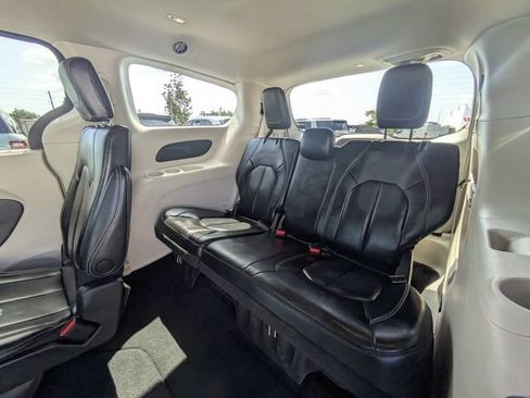 Used 2023 Chrysler Pacifica Touring-L FWD image 15