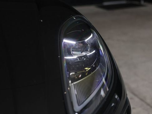 Certified 2025 Porsche Macan image 11