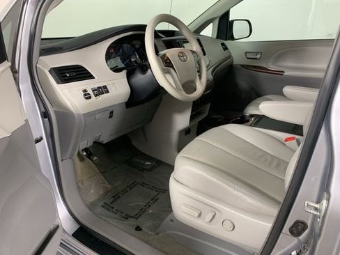 Used 2013 Toyota Sienna XLE AWD/4WD image 31