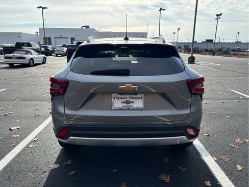 Used 2024 Chevrolet Trax LT w/ Driver Confidence Package image 7