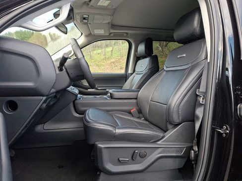 Used 2025 Ford Expedition Platinum AWD/4WD image 13