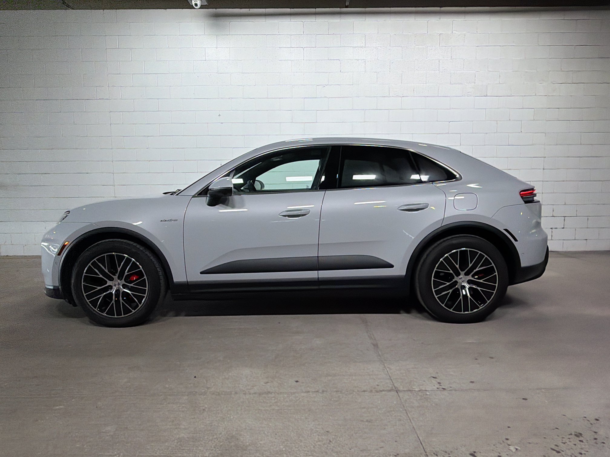 Certified 2026 Porsche Macan 4S Electric AWD/4WD image 2