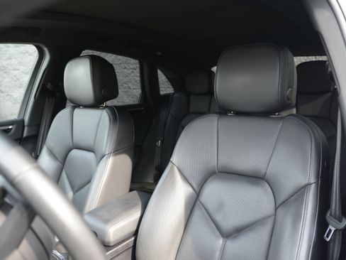 Certified 2022 Porsche Macan S AWD/4WD image 5