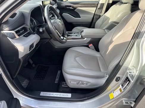 Used 2022 Toyota Highlander Limited FWD image 17