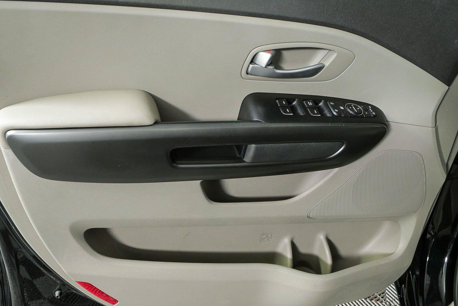 Used 2017 Kia Sedona LX w/ LX Essentials Premium Package FWD image 6