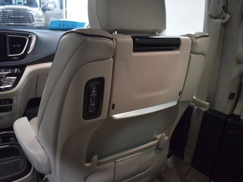 Used 2017 Chrysler Pacifica Platinum image 11