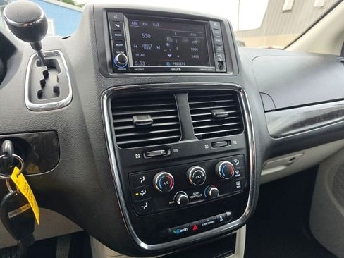Used 2018 Dodge Grand Caravan SE image 29
