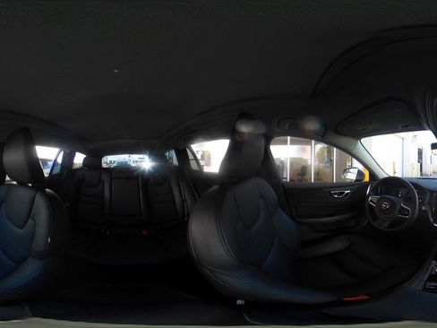 Used 2025 Volvo V60 B5 Cross Country Plus image 42