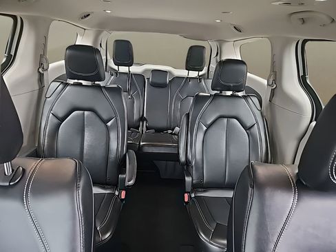 Used 2024 Chrysler Pacifica Touring-L FWD image 24