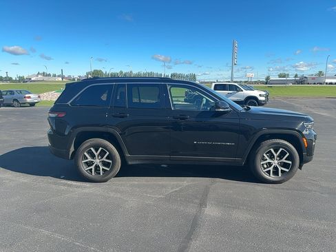 Used 2023 Jeep Grand Cherokee Limited w/ Luxury Tech Group II AWD/4WD image 4