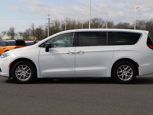 Used 2026 Chrysler Pacifica Select image 4