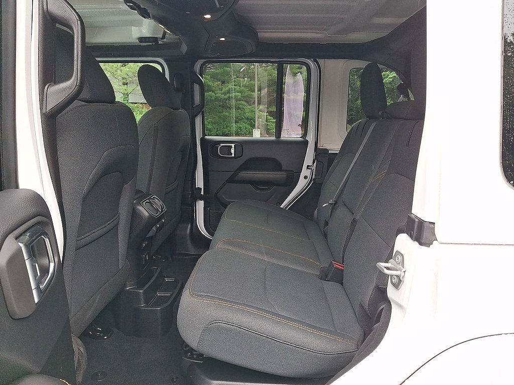 Used 2025 Jeep Wrangler Unlimited Sahara AWD/4WD image 13