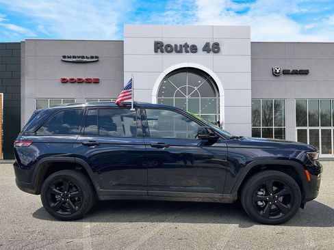 Used 2024 Jeep Grand Cherokee Limited w/ Black Appearance Package AWD/4WD image 6
