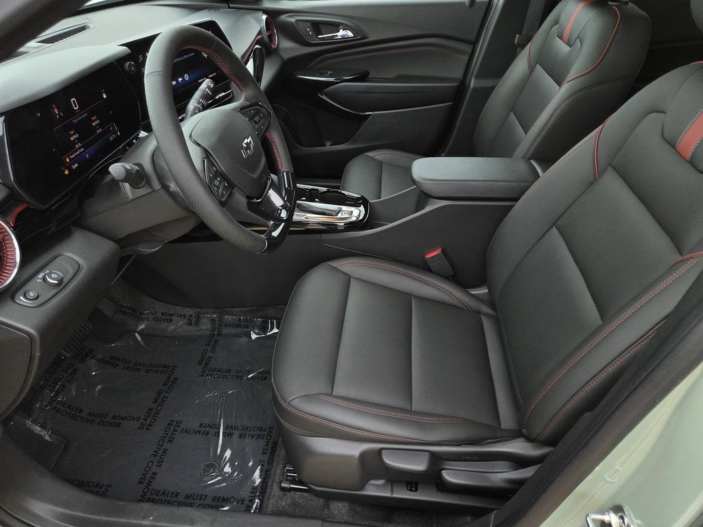 Used 2024 Chevrolet Trax RS w/ Sunroof Package FWD image 23