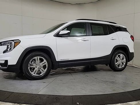 Used 2023 GMC Terrain SLE w/ Driver Convenience Package image 4