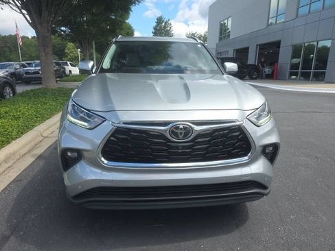 Used 2025 Toyota Highlander Limited AWD/4WD image 4