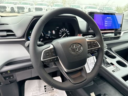 Certified 2025 Toyota Sienna XLE image 11