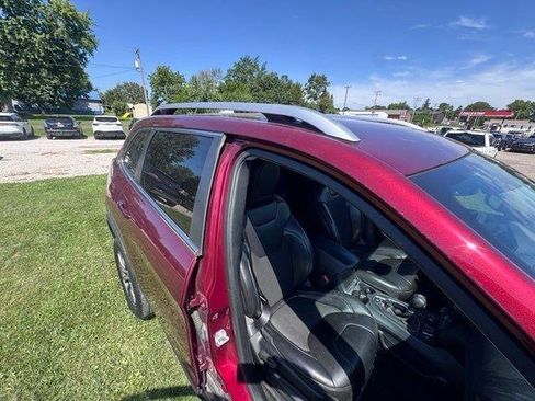 Used 2019 Jeep Cherokee Latitude Plus w/ Comfort/Convenience Group AWD/4WD image 5