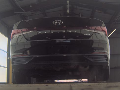 Used 2021 Hyundai Elantra Limited image 10